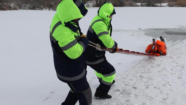 В Ставрополе отработали приемы спасения людей из ледяной воды