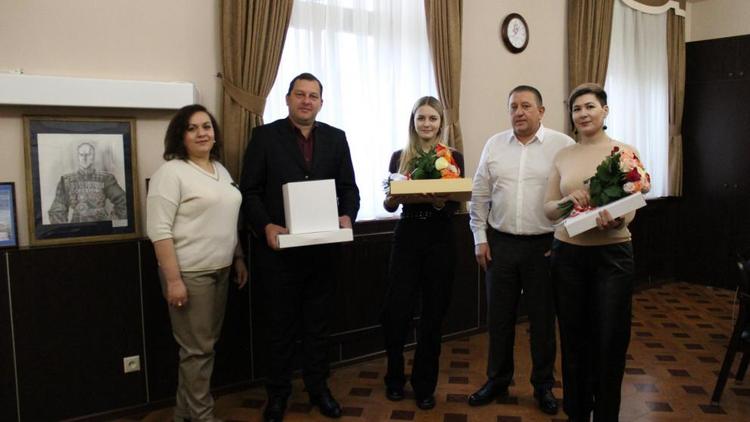 Ставропольский депутат передал подарок студентке из зоны СВО