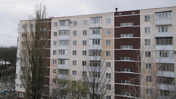 Упавшая с пятого этажа девушка в Кисловодске жива