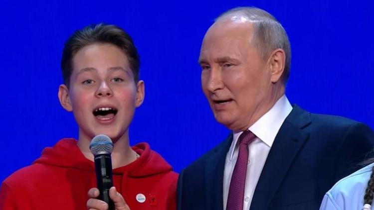 Школьник из Пятигорска исполнил гимн России вместе с Владимиром Путиным