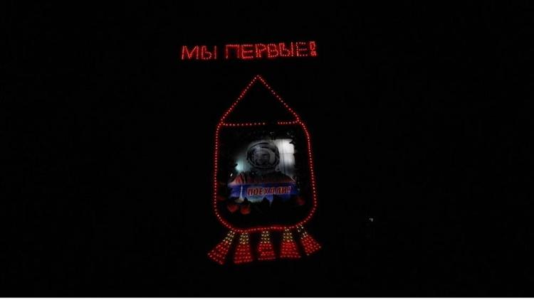 В Предгорном округе в День космонавтики выложили 500 свечей в форме ракеты