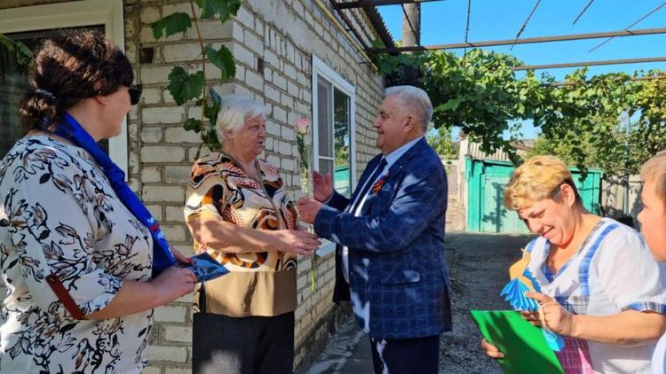 Жителей Степновского округа поздравили с Днём пожилого человека