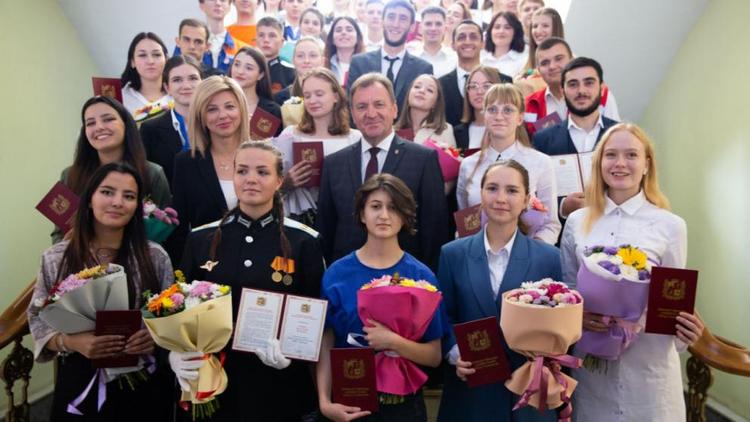 В Ставрополе молодым волонтёрам вручил именные стипендии