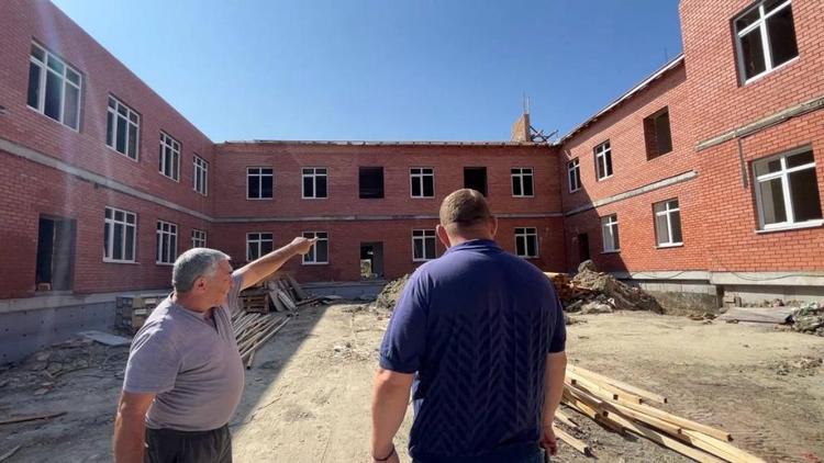 На Ставрополье партдесант проверил ход строительства сада-школы