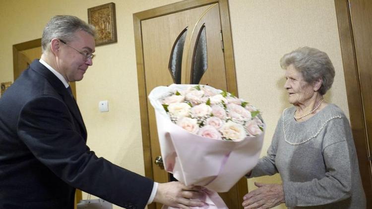 Губернатор Владимиров поздравил с вековым юбилеем жительницу Ставрополя