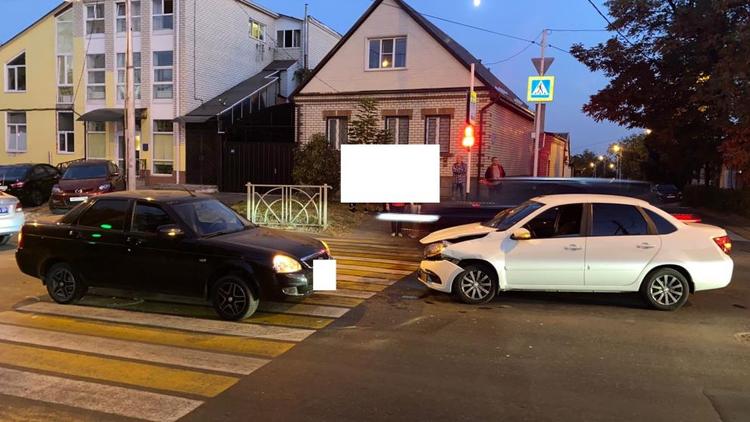 Две легковушки столкнулись на перекрёстке в Ставрополе