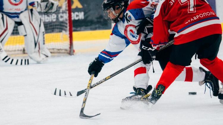 Юные хоккеисты ставропольского «Наследия» взяли бронзу на родном льду
