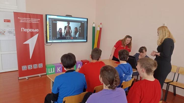 Телемост связал ставропольских и луганских школьников накануне Дня космонавтики