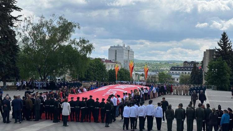 В Пятигорске развернули 50-метровое Знамя Победы