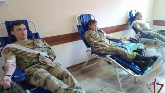 В Пятигорске росгвардейцы сдали около 35 литров крови