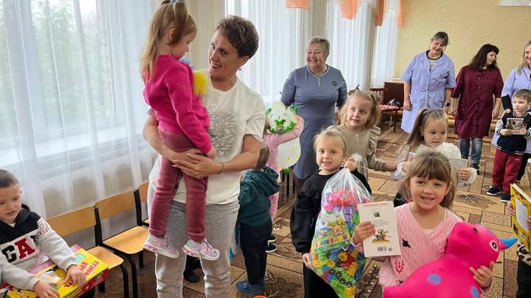 Подарки для детей из Антрацита передал Ипатовский округ Ставрополья