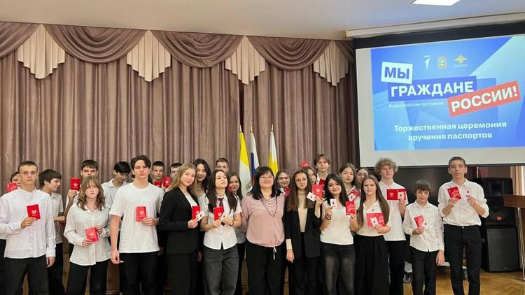 Школьникам Ставрополя вручили первые паспорта на торжественных линейках