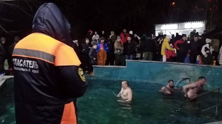 В Крещенскую ночь на водоёмах Ставрополья дежурили 48 спасателей