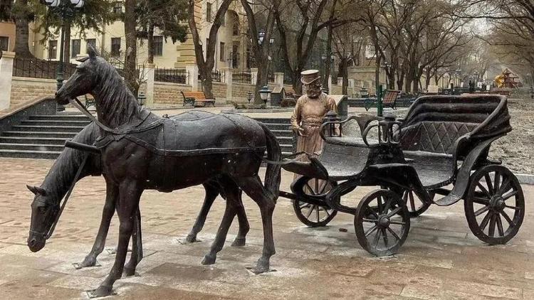 Скульптуру ландо с двойкой лошадей установили в Кисловодске
