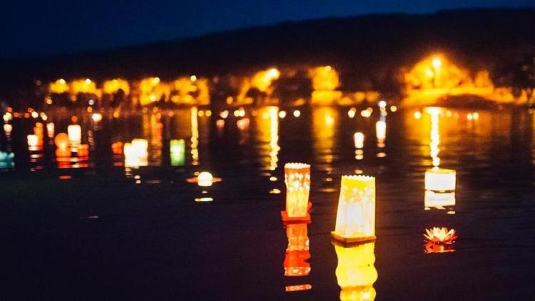 Фестиваль водных фонариков озарил Комсомольский пруд в Ставрополе