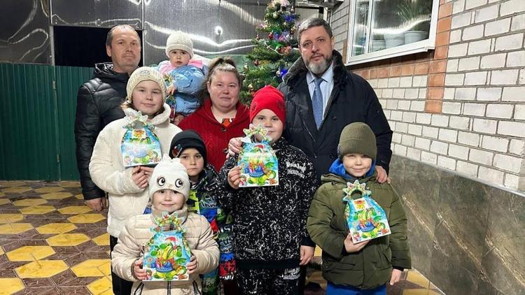 Глава Кировского округа Ставрополья исполнил новогодние желания двух ребят