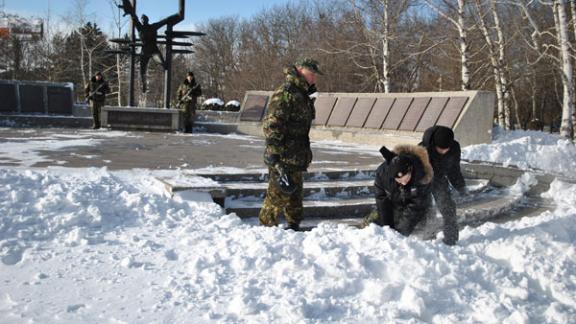 Марш-бросок ставропольских кадетов завершился очисткой снега в афганском сквере