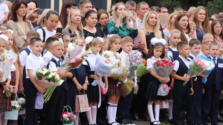 Депутат Госдумы Раиса Кармазина поздравила детей Ессентуков с Днём знаний