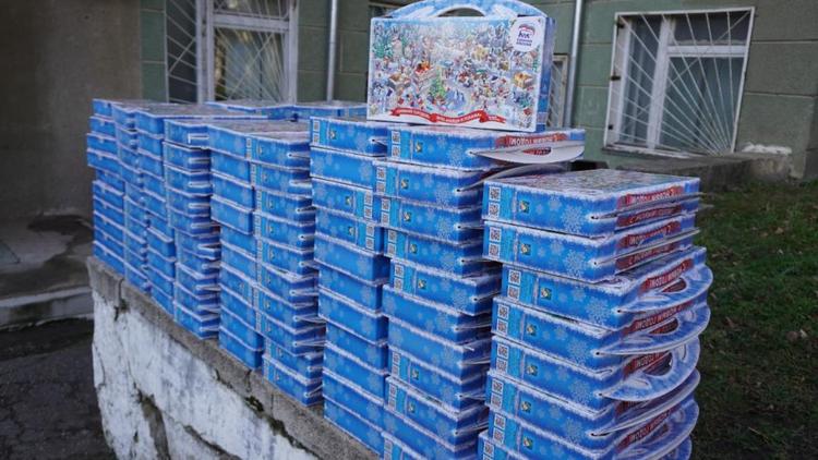 Около 200 сладких подарков передали для детей медиков «красных зон» на Ставрополье