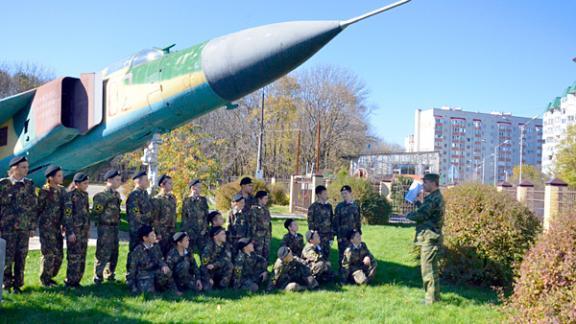 Память маршала авиации В. Судца почтили в Ставрополе кадеты-ермоловцы