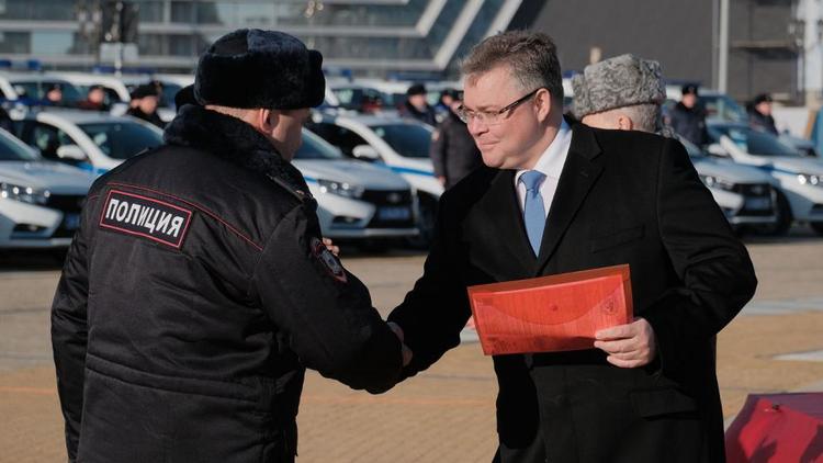 Губернатор Ставрополья вручил полицейским ключи от новых машин