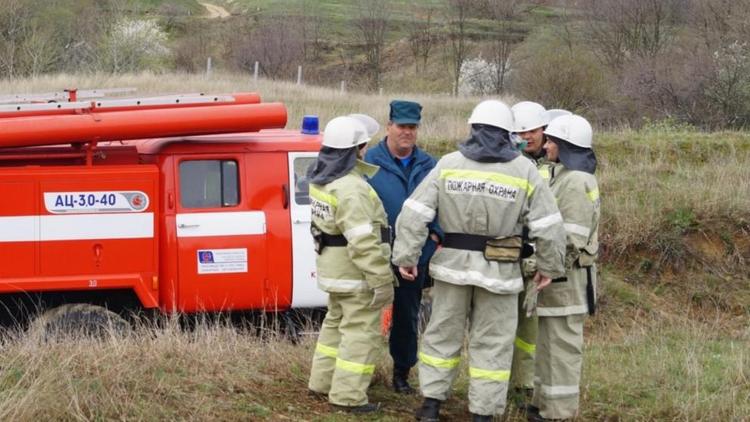 В ставропольском селе Донская Балка спасатели потушили горящий гараж
