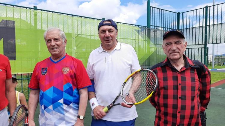 Спортсмены-ветераны встретились на теннисном корте в Кисловодске