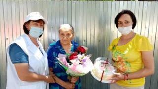 Жители села Заветного на Ставрополье поздравили свою землячку с солидной датой