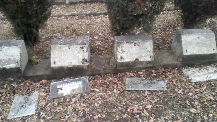 Вандалы осквернили Воинское кладбище в Кисловодске