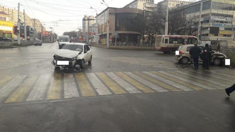 В Юго-Западном районе Ставрополя 3 человека пострадали в аварии