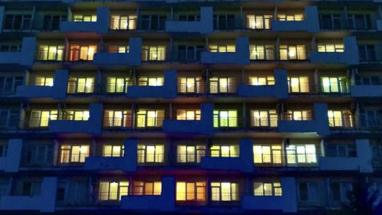 В Железноводске окна санатория зажглись в виде сердца в поддержку врачей