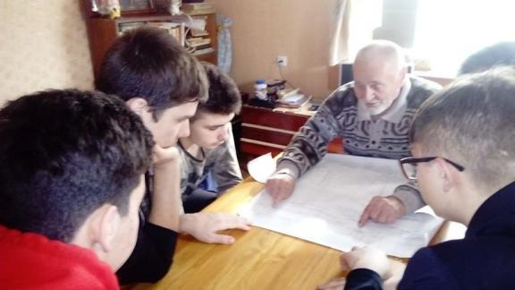 В Солнечнодольске юные моряки из Ставрополя навестили ветерана-судостроителя
