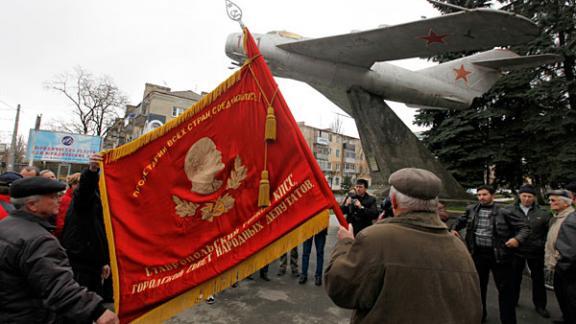 Митинг под крылом «Самолета» – летчики встали на защиту памятника в Ставрополе