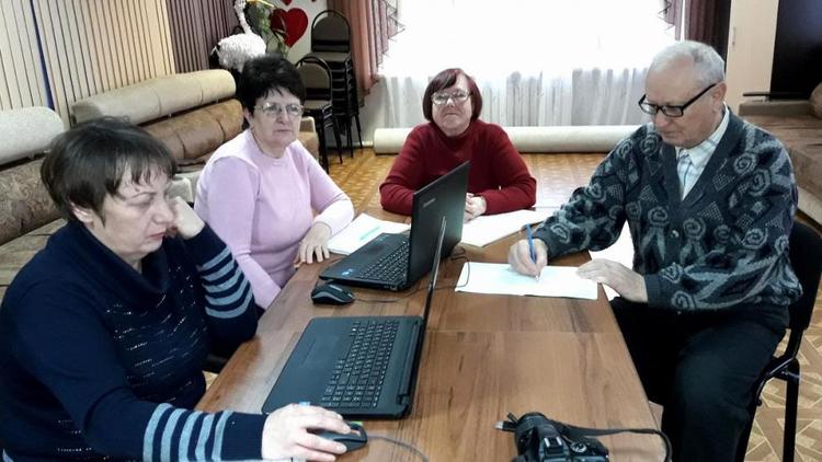 Более 500 пенсионеров обучили соцработники Невинномысска за 8 лет