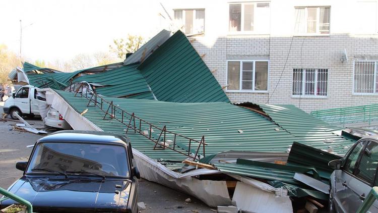 В Ставрополе ветром сорвало крышу многоэтажки, привалив около десятка авто