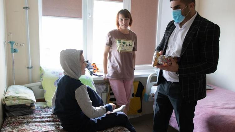 Сладкие подарки получили медики и маленькие пациенты нескольких больниц на Ставрополье