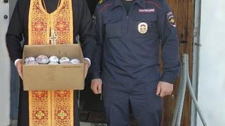 В Невинномысске священник подарил куличи и иконки арестантам