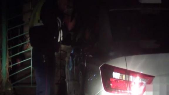 В Ессентуках пьяный таксист пытался спрятаться от автоинспекторов в машине
