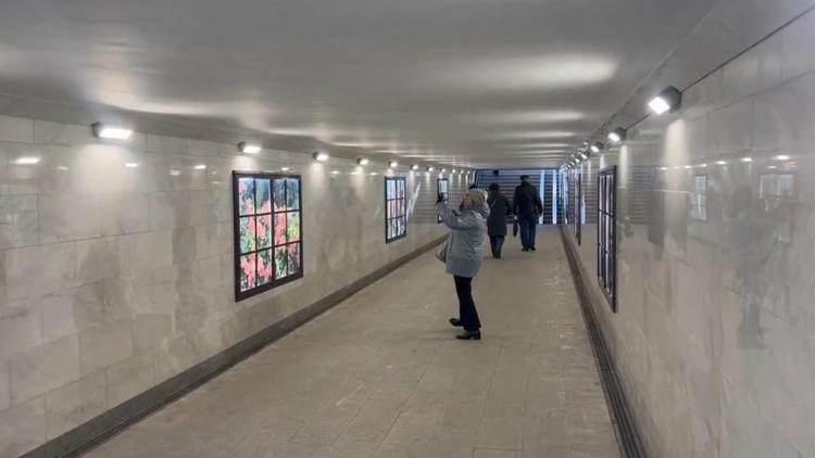 Новогодняя музыка играет в подземных переходах Кисловодска