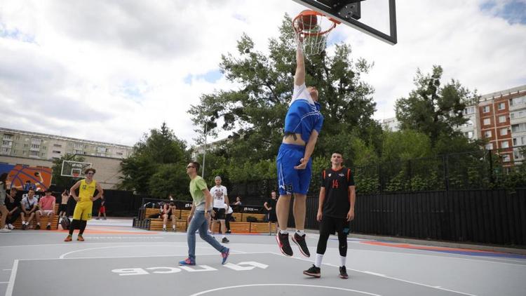 Губернатор открыл в Ставрополе современный центр уличного баскетбола