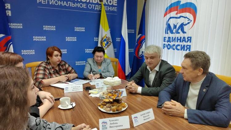 Более сотни заявок отработали в колл-центре штаба помощи участникам СВО на Ставрополье