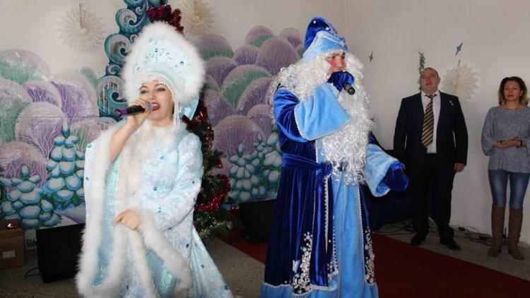 В больницу Невинномысска к детям пришли Дед Мороз, Снегурочка и мэр