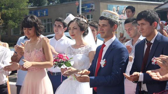 Татарскую свадьбу по всем традициям сыграли студенты из Туркменского района