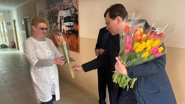 Мэр Кисловодска поздравил сотрудниц диспетчерских служб с наступающим 8 марта