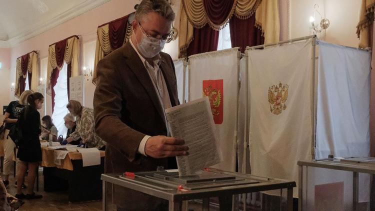 Владимир Владимиров проголосовал на праймериз Единой России на участке в Ставрополе