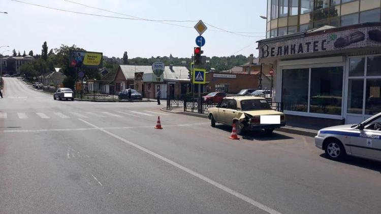 В Пятигорске сломавшаяся «Калина» протаранила припаркованный ВАЗ