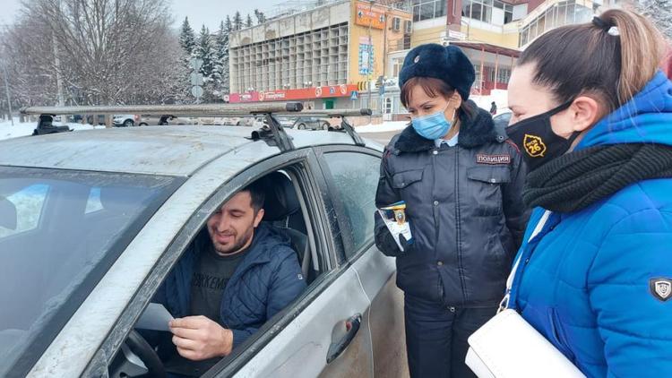 Девушки-автоинспекторы в Железноводске поздравили водителей на дорогах