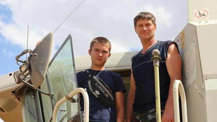 Школьники Благодарненского округа Ставрополья побывали на уборке урожая