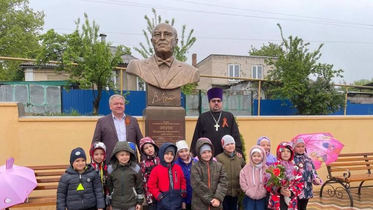 На Ставрополье открыли памятник Владимиру Этушу