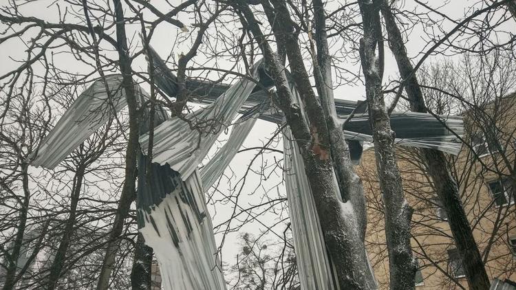 Более 100 человек помогают ликвидировать последствия сильного ветра в Ставрополе